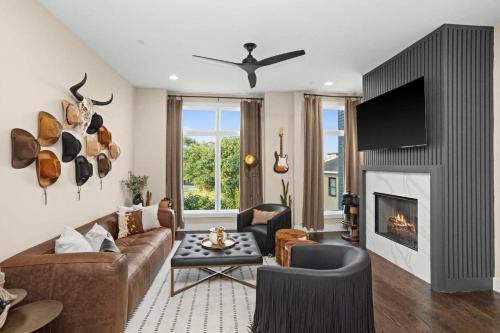 Downtown Views Glam Stations Close to Broadway