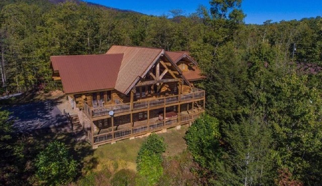 Dreaming Bear Cabin - Gorgeous View, 5 BR, Game Room, Hot Tub