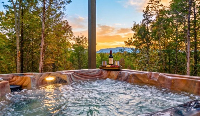 Eagle Feather Cabin- Modern Retreat, Hot Tub, Games & Scenic Yard Escape