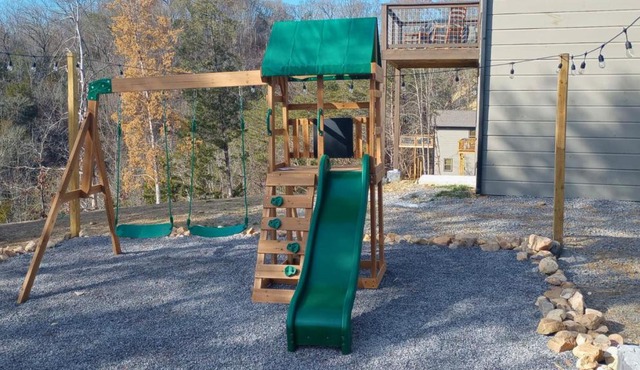 Eagle Feather Cabin- Modern Retreat, Hot Tub, Games & Scenic Yard Escape in Sevierville