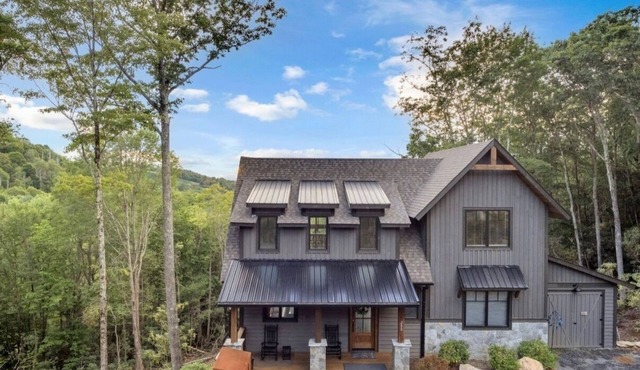 Eagle's Nest 4BR Cabin w/Firepit, Game Room & Hot Tub! in Banner Elk