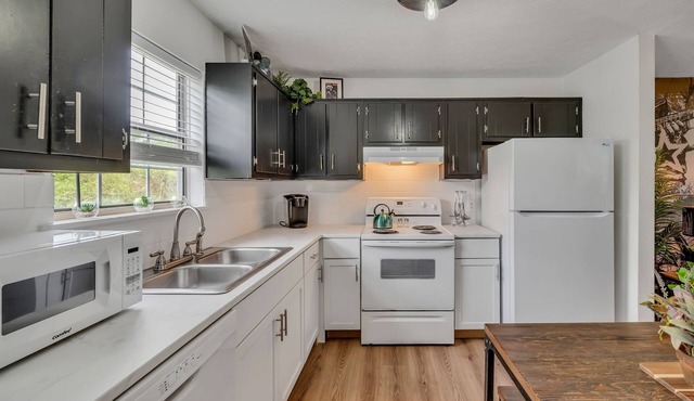 East Nash, 12 mins to Broadway, Sleeps 6