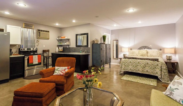 East Nashville - walk your dog to Downtown! Two short-end blocks to 5 Points!