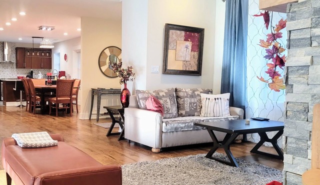 Elegant Central Ruby- Around the Corner DWTN AVL 2BDRMs/1 BATH-3 beds sleeps 4