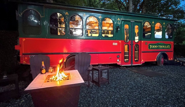 Enchanted Mountain Trolley/Hot Tub/Mountain View