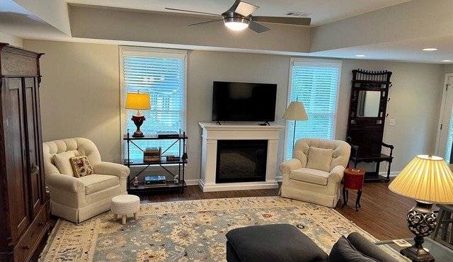 Enchanting Home minutes to downtown Roswell Alpharetta Woodstock in Woodstock