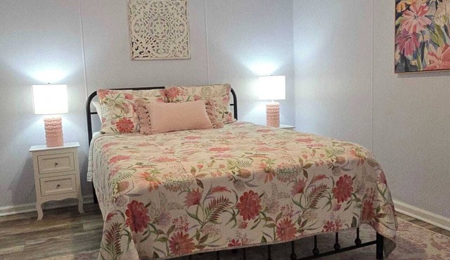 Enjoy the perfect blend of style and convenience in this apartment near Kings Daughters' Hospital and Marathon Gas. With easy access to dining, shopping, and entertainment, this apartment offers a comfortable and quiet retreat for all. in Ashland