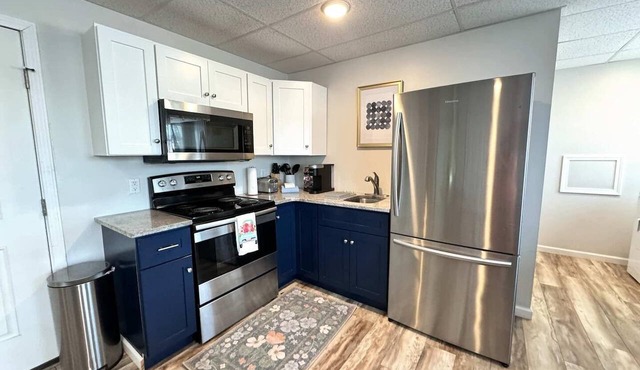 Enjoy the perfect blend of style and convenience in this apartment near Kings Daughters' Hospital and Marathon Gas. With easy access to dining, shopping, and entertainment, this apartment offers a comfortable and quiet retreat for all. in Ashland