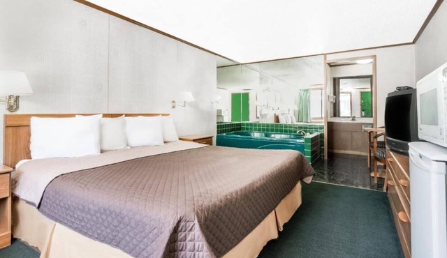 Enjoy Your Stay at Knights Inn Ashland! Pool, Picnic Area, Parking, WiFi