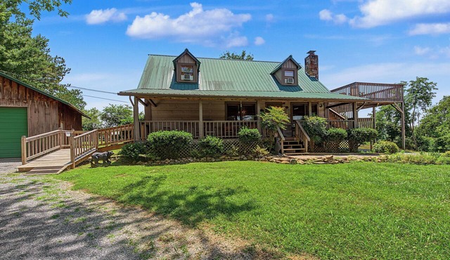 Escape to Friendly Bear Cabin 2, a spacious 3290-square-foot retreat in Seviervi in Sevierville