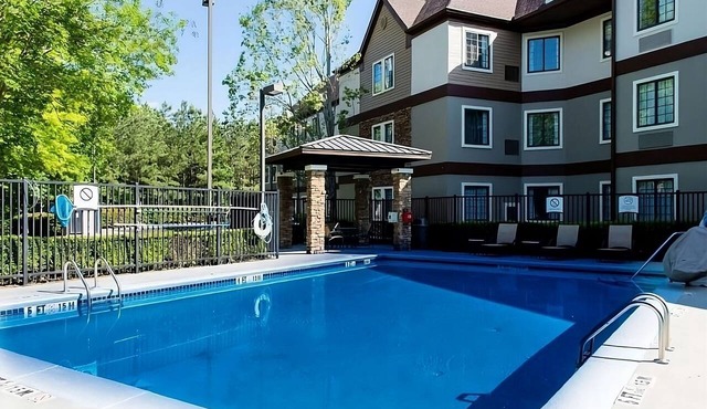 Everything You Need For The Perfect Vacation! Free Breakfast, Pets Allowed! in Alpharetta