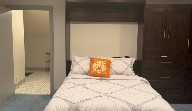 Extra-large bedroom loft in charming Downtown Baton Rouge. 7 minutes from LSU. in Baton Rouge