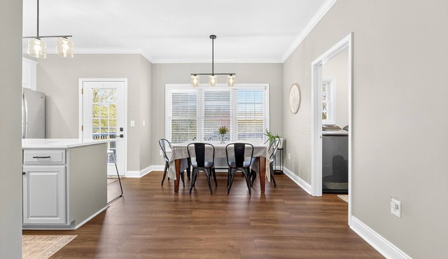 Family-Friendly 4 BR w.King Bed, EV Charger + Peloton + Mountain Views