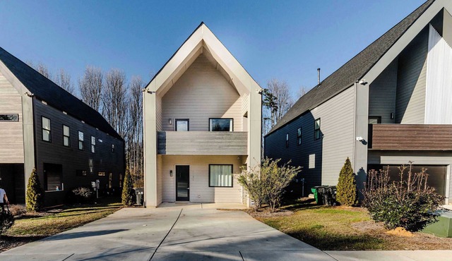 Family-Friendly 4BR w Bunk Beds & Outdoor Grill