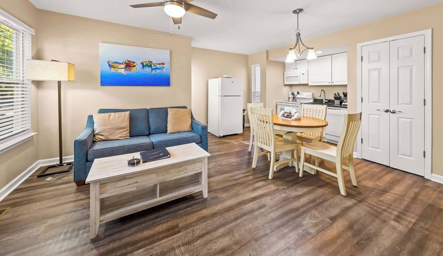 Family Friendly Condo with Golf, Pools & River Access! in New Bern