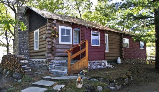 Fascinating Cabin with Foosball and Air Hockey Table in Carp Lake, Michigan in Carp Lake