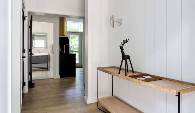 Fauna Bluff, A cliffside 2-bedroom modern cottage overlooking a bubbling stream. in Loudonville