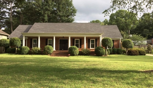 Filmed in Movie-East Memphis Quiet Large 5 BR,3 Bath,10 beds with King sleeps 14