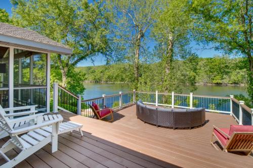 Fire Pit & Grill: Riverfront Home in Arkansas! in Mountain Home