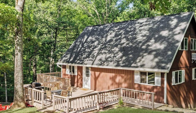 Forest cabin w/hot tub, deck & huge yard