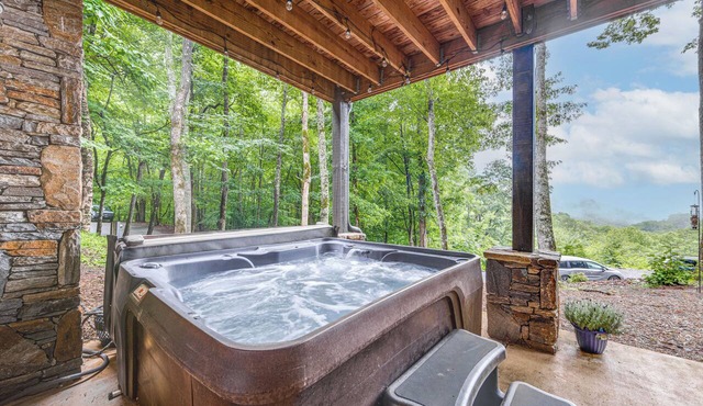 Franklin Cabin w/Hot Tub, Theater & Fire Pit!