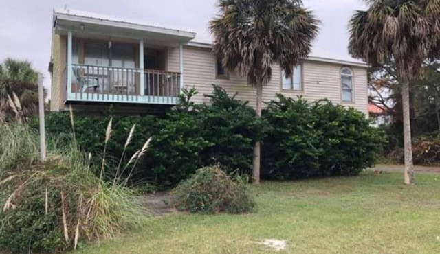 Fun Beach House on Canal with Pool/Upstairs/ in Alligator Point