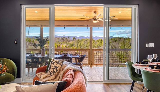 Game Room + Spa Stay, Sauna, Hot Tub, Dogs OK