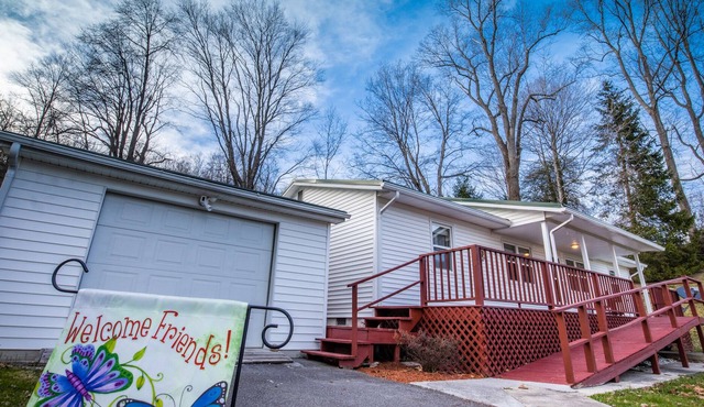 Gateway House to NRG & Hawk's Nest - fast Wi-Fi, fire pit, RV hookup