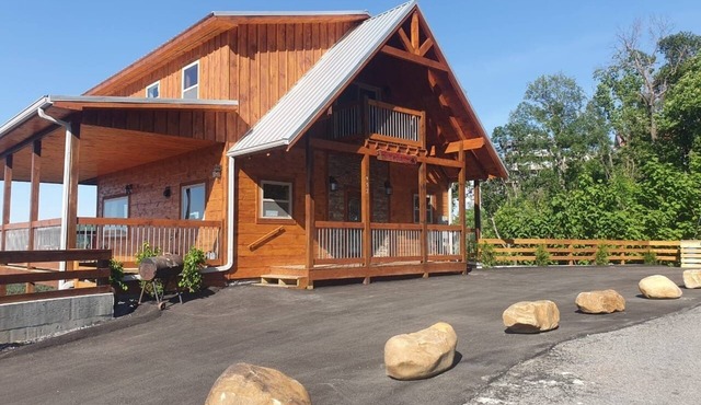 Gatlinburg Luxury Great Mountain, Views Hot Tub, Pool Table Air Hockey, Fire Pit