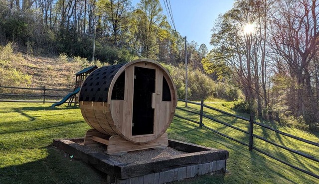 Glamping Retreat near Summersville Lake: Luxurious Cabin with a Hot Tub in Mt Nebo, WV