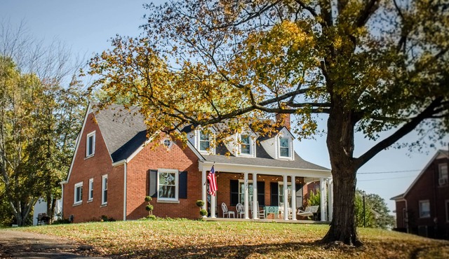 Golf View Sunset Porch-Sittin' 4 bed, Basement Bar/GameRoom, Free Coffee
