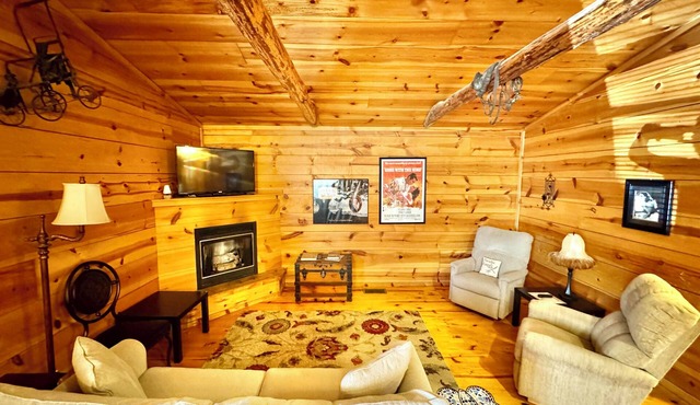 Gone With The Wind #47 New cabin to VRBO walking distance from courthouse square in Mountain View