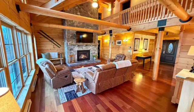 Gorgeous 5-bedroom Log Home in Harman perfect for families. Beautiful Views!