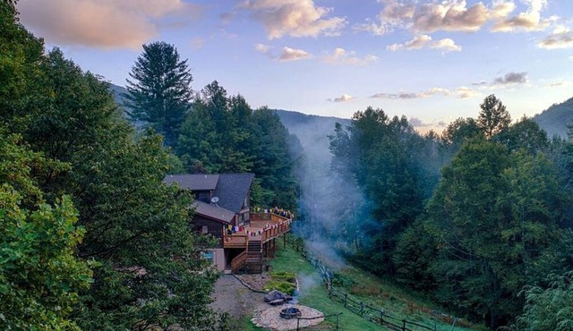 Gorgeous Secluded Creekfront Cabin with Fire Pit in Hot Springs, North Carolina