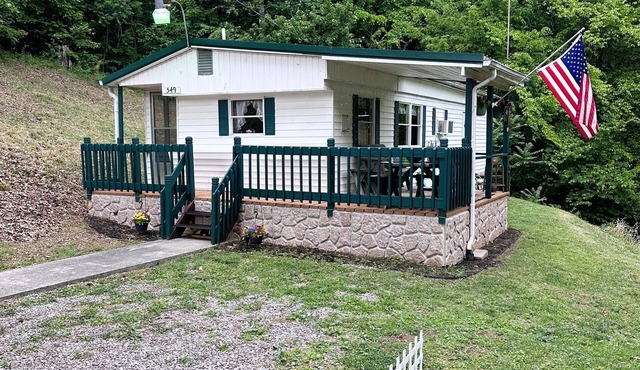 Grammie's Cozy Lakefront Cabin: Your perfect lakeside hideaway!