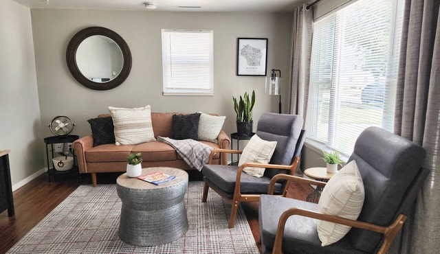 Great for PACKER GAMES! 10 minutes to downtown Appleton! Dog friendly! in Little Chute