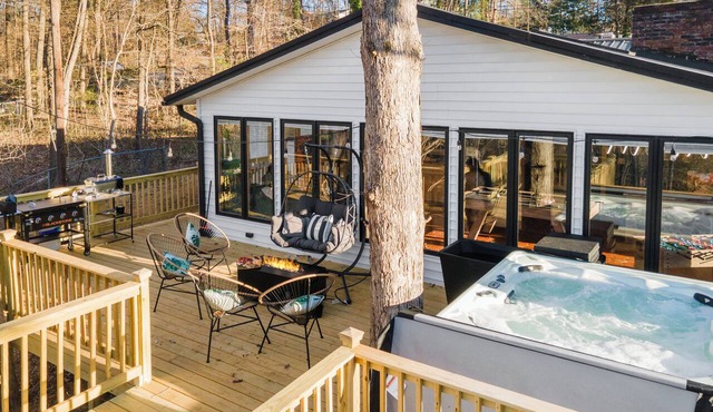 Greenville Riverfront Escape w/Hot Tub, Game Room, Sauna & River Access!