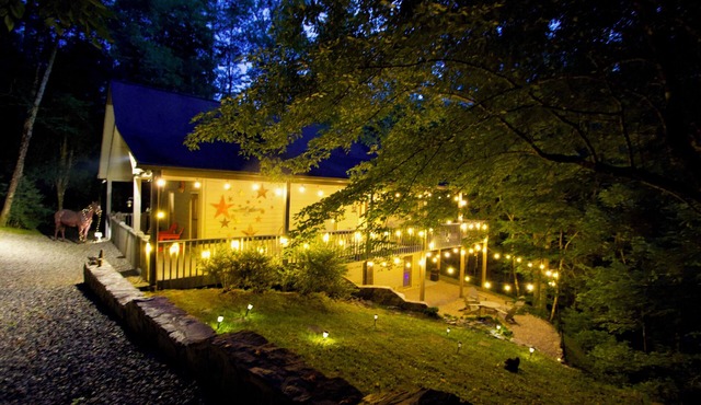 Guest Favorite! Luxury Cabin w Hot Tub, Fire Table & Resort Amenities