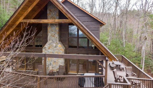 Happy Trees Cabin: Pet Friendly Spacious Cabin with Pool Table 15min to Boone!