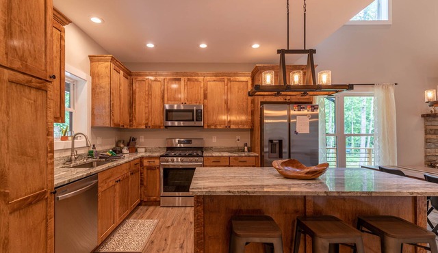 Hideaway House- Modern Cabin with Disc Golf, Pickleball and hot tub