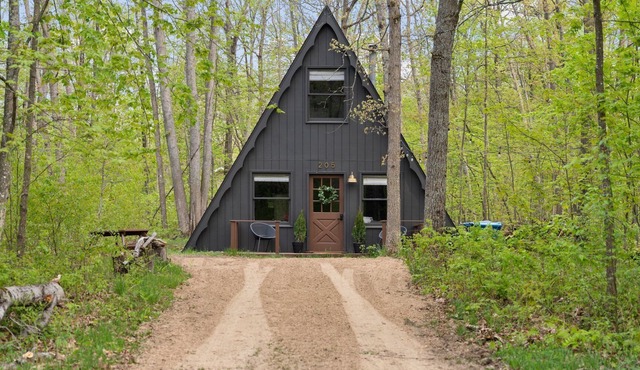 Higgins Haus, Cozy Modern A-Frame in Roscommon