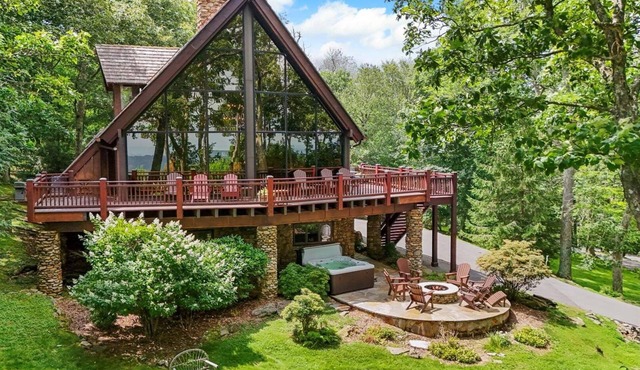 High Nest Lodge: Cozy cabin in Blowing Rock, NC, perfect for family getaways.