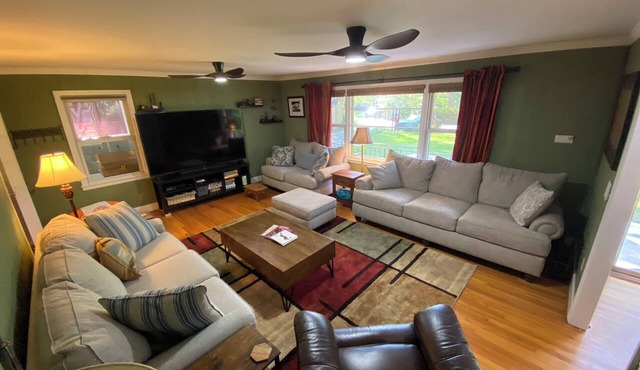 Highland Hideaway 3BD-2BTH, Gameday Stadium-walkable, 82"TV/Pool Table/Firepit