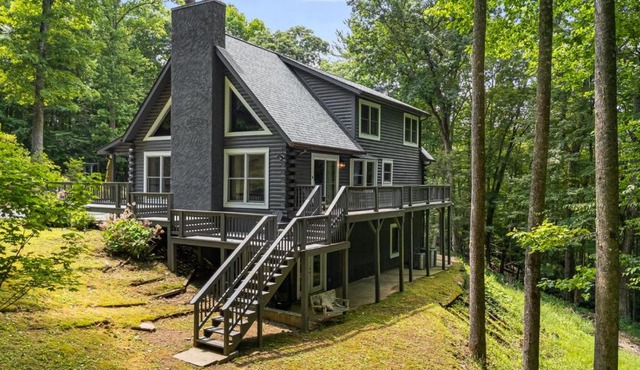 Highlands Cabin Retreat w Deck and Fire Pit in Cullowhee