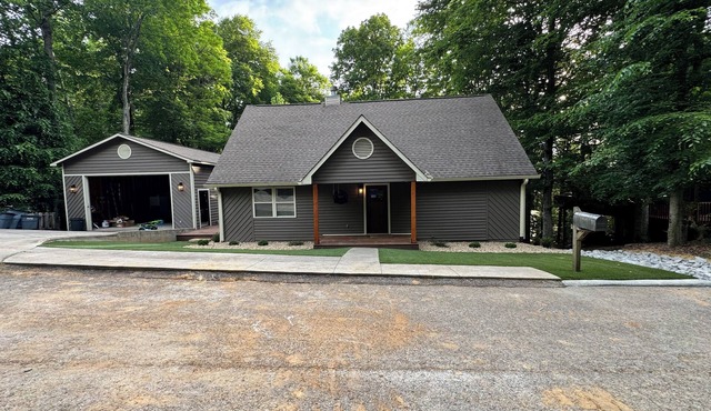 Hill Top Heaven Lake House - Sleeps 26 in beds - 3.5 baths - 1 Mi to Marina!