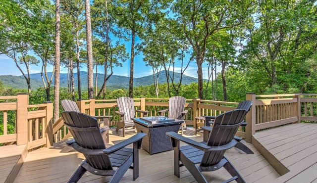 Hillside Manor - Luxury Hot Tub + Fireplace + Pool Table + & Wet Bar