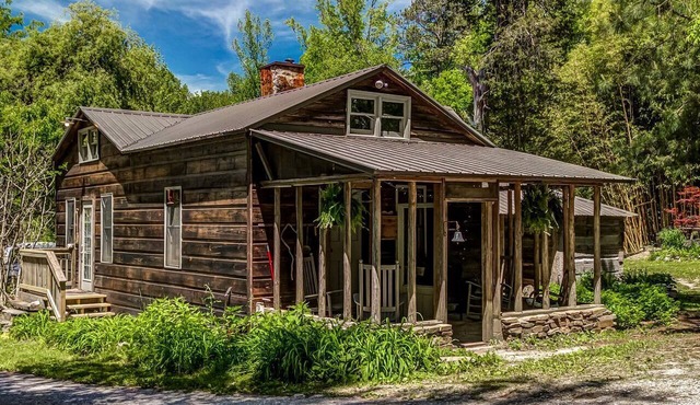 Historic Pioneer Cabin with Creek Views in Talking Rock, Georgia