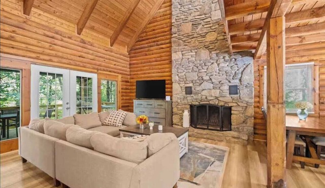 Holiday Home The Big Smokey cabin with game room and Hot Tub in Black Mountain