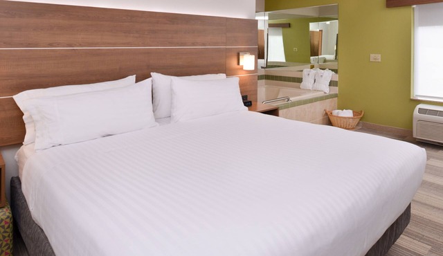 Holiday Inn Express & Suites Parkersburg-Mineral Wells by IHG