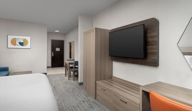 Holiday Inn Express & Suites Knoxville-Clinton by IHG